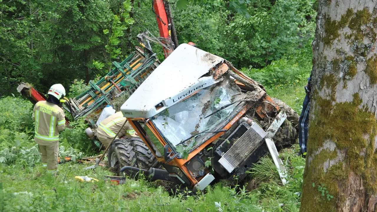 1_fahrzeugabsturz_kitz_09.06.2017_1.jpg