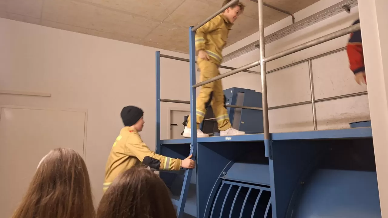 20250215_feuerwehrjugend_besucht_lfs4.jpg