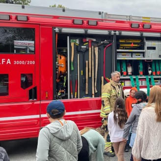 Feuerwehr-zu-Besuch-bei-den-Schulen