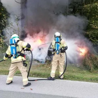 Vollbrand-E-Auto-in-Bichlach