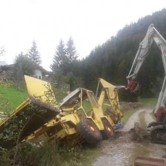 Baggerumsturz-Oelwehreinsatz-in-Schwendt